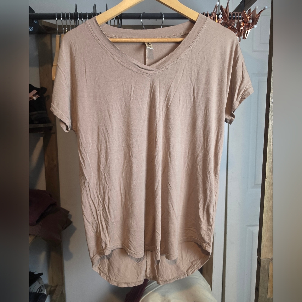 Women's V-Neck Short Sleeve Top in Light Taupe